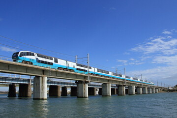  快晴の湘南地区を疾走する251系スーパービュー踊り子_2018/10/27撮影