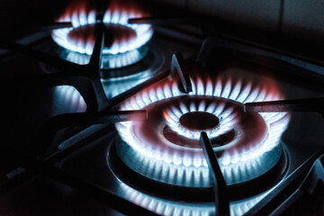 Blaue Flammen an einem Gesherd