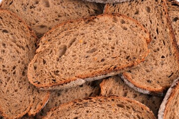 Tartines de pain entassées en gros plan