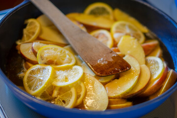 レモンとりんごを煮る