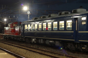 Fototapeta premium 夜の横川駅に佇む「DLぐんまよこかわナイトパーク」号_2021/12/25撮影