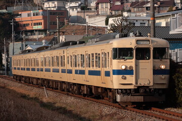 朝日を浴びて早朝の可部線を走行する113/115系電車(瀬戸内色)_2013/3/3撮影