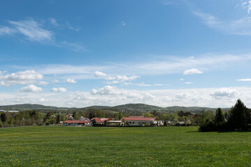 Obraz premium Blick auf Sohland an der Spree im Frühjahr 
