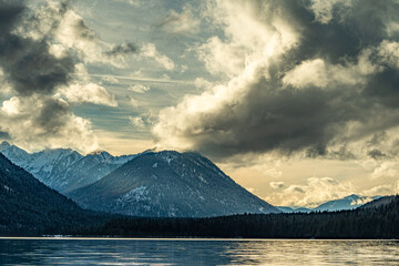 Winterlicher Blick über den Sylvensteinsee Richtung Vorderiß, Spitzberg und Graßköpfl