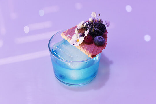 boisson bleue et gaufrette