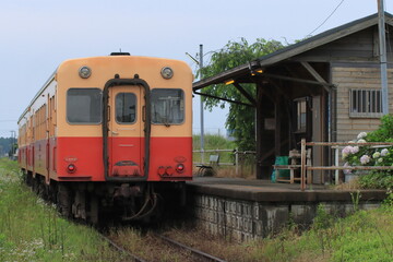 Obraz premium 上総三又駅に停車中の小湊鉄道キハ200形ディーゼルカー_2022/6/11撮影
