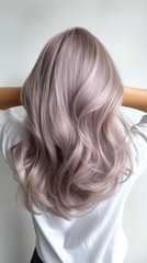 Naklejka premium A metallic rose silver hairstyle styled in loose curls with an elegant shine.
