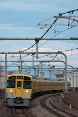 秩父の山を背景に複々線区間を走る西武新2000系電車_2022/8/14撮影