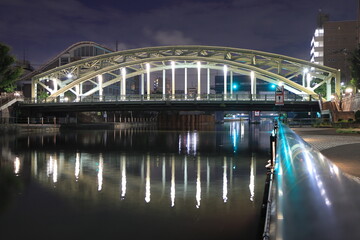  【東京都】街灯で美しく浮かび上がる万年橋と亀島川水門
