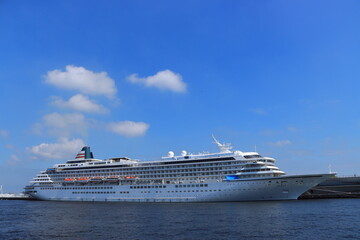  横浜大桟橋に停泊中の豪華客船「飛鳥Ⅱ」