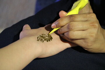 Traditional Henna Art in Dubai: Intricate Designs for Hands