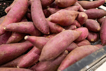 カゴに入った沢山のさつまいも、sweet potatoes