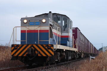 Obraz premium 鹿島臨港線を走行する鹿島臨海鉄道KDR64-2号機牽引の短距離貨物列車_2023/1/17撮影