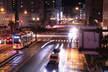 Fototapeta premium 夜の長崎の街並みの中停車する路面電車(長崎電気軌道5000形)_2023/1/15撮影