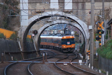 名鉄名古屋線のS字カーブとレトロな跨線橋を抜けて迫る近鉄特急12200系電車
