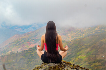 Mujer Delgada Sentada en una Roca Bajo el Cielo Nublado. Mujer delgada en top y short haciendo...