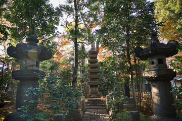 寺の境内 灯篭