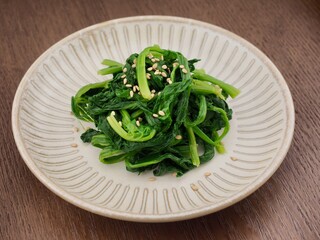 한국의 전통음식 시금치 나물 
