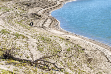 Lago di Occhito dalla costa pugliese.