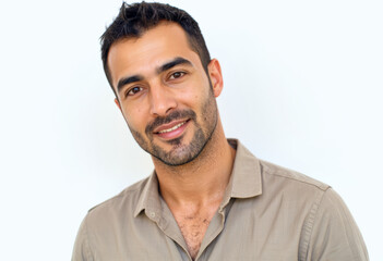 Obraz premium A commercial portrait photo of a model on a white studio background: a man with a beard wearing a brown shirt, smiling at the camera against a white background.