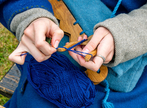 Weaving from threads using medieval technology