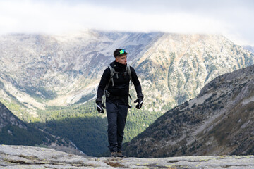 Obraz premium Aventura alpina en cumbre nevada de alta montaña