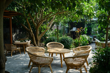 Obraz premium Green trees and wicker garden furniture in the backyardhigh quailty image
