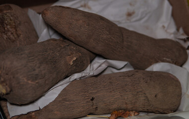 Close-up of fresh yams. The photo is perfect for content about healthy eating, root vegetables, or culinary inspiration in traditional and modern cuisine.
