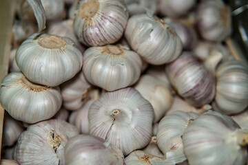 Large amount of garlic. Significant amount of garlic.