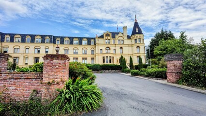 Fototapeta premium Manresa Castle Hotel With Historic Architecture and Gardens in Port Townsend, Washington