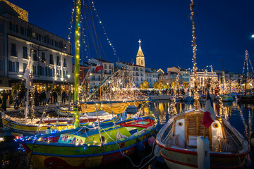 Illuminations de Noël des bateaux, les pointus, de Sanary-Sur-Mer dans le Var, en Provence, Sud de...