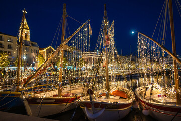 Illuminations de Noël des bateaux, les pointus, de Sanary-Sur-Mer dans le Var, en Provence, Sud de la France.