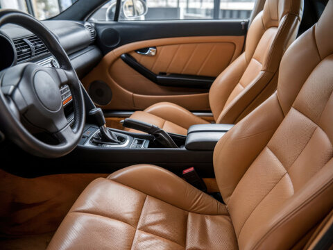 El interior de un autom&oacute;vil con tapizado de cuero
