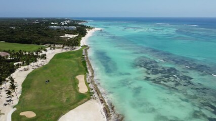 Dron en mar Caribe y campo de golf en Punta Cana, República Dominicana

