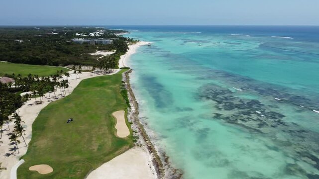 Dron en mar Caribe y campo de golf en Punta Cana, Rep&uacute;blica Dominicana


