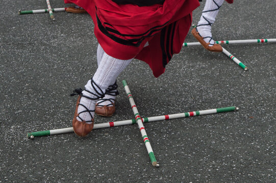 Danse basque en costume traditionnel au dessus de b&acirc;tons crois&eacute;s
