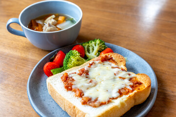 ピザトーストの朝食