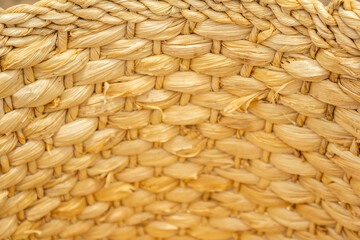 Close up em trama de um cesto artesanail feito de palha seca, em exposição para venda em...