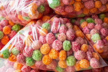 Sacos de flocos de milho coloridos em exposição para venda. Cereais para café-da-manhã.