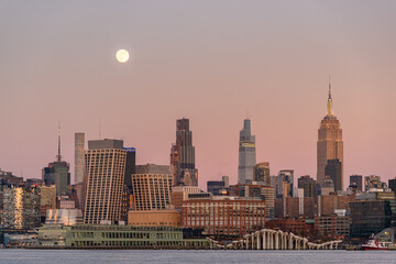 Fototapeta premium Full Moon Rise of Hudson River and Midtown Manhattan, December 14th, 2024, New York City, NY