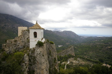 Paisaje general del pueblo de Guadalest y su geología entorno natural de montaña. Alicante. España