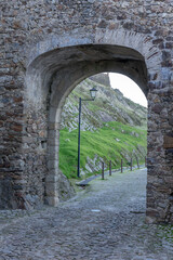 Obraz premium One of the streets built in the shape of an arched tunnel inside the castle of Marvão.