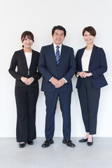 スーツのビジネスマンたち