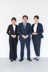 スーツのビジネスマンたち