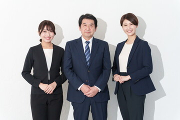 スーツのビジネスマンたち