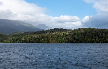 Lake manapouri te anau new zealand beautiful landscape fiordland national park hills mountains lush
