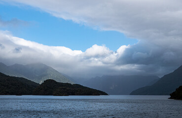 Lake manapouri te anau new zealand beautiful landscape fiordland national park hills mountains lush