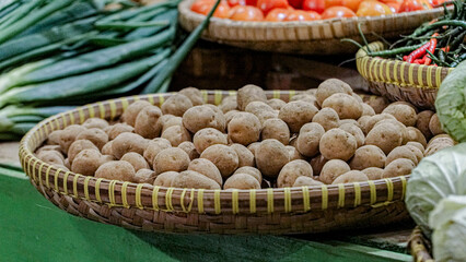 pictures of vegetables at the market: tomatoes, potatoes, chilies, shallots, carrots, garlic, cabbage, galangal, ginger, turmeric, long beans and other green vegetables that are fresh
