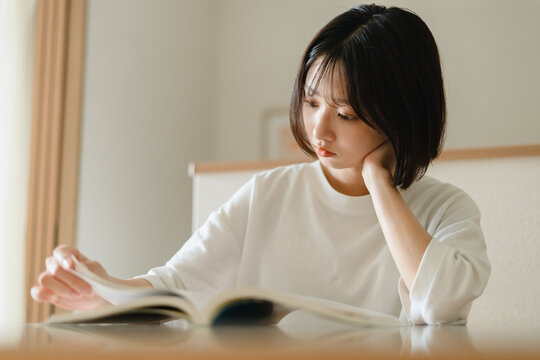 読書をする女の子