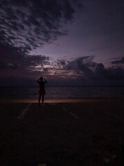 Obraz premium Man watching sunrise at the beach